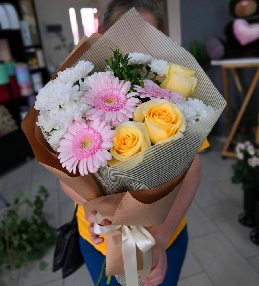 Букет цветов из: Герберы, Розы и Хризантемы в Бодайбо