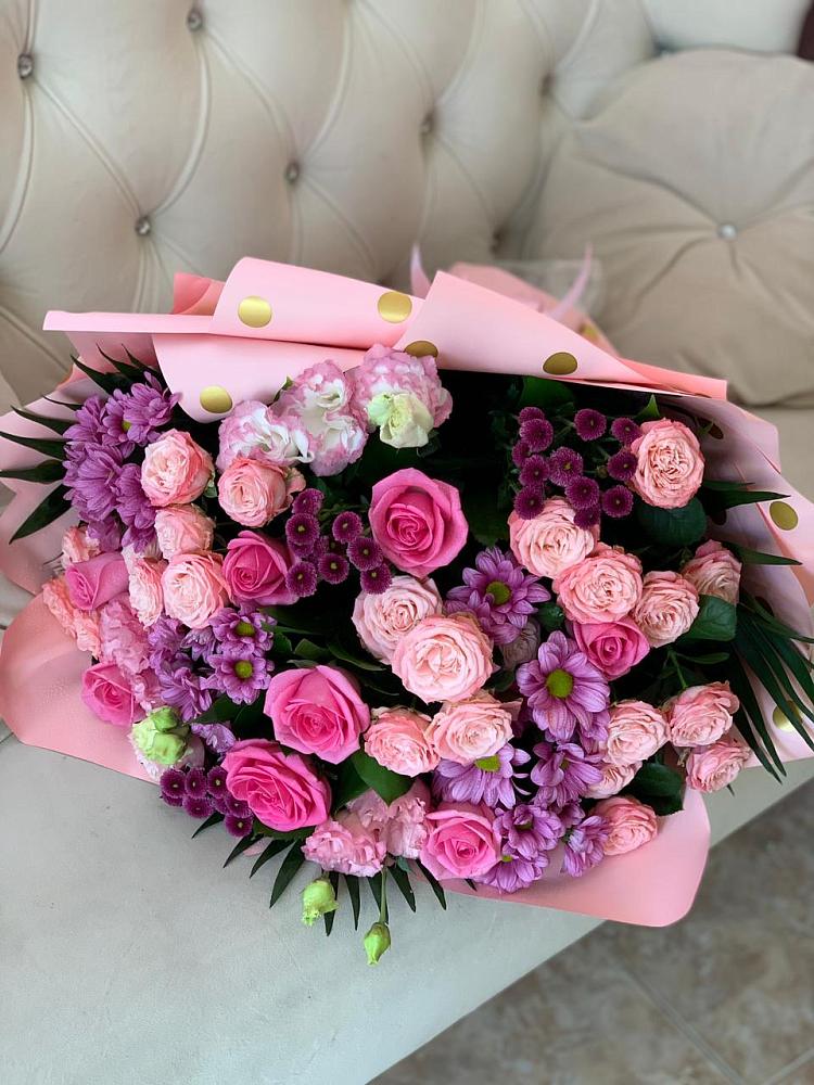 Букет цветов из: Хризантемы, Розы и Лизиантусы в Бодайбо