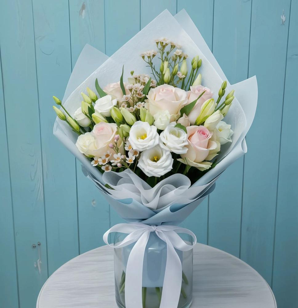 Букет цветов из: Розы и Лизиантусы в Бодайбо