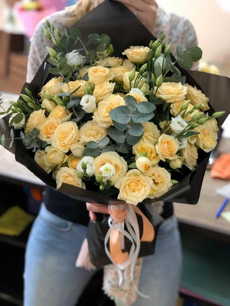 Букет цветов из: Розы и Лизиантусы в Бодайбо