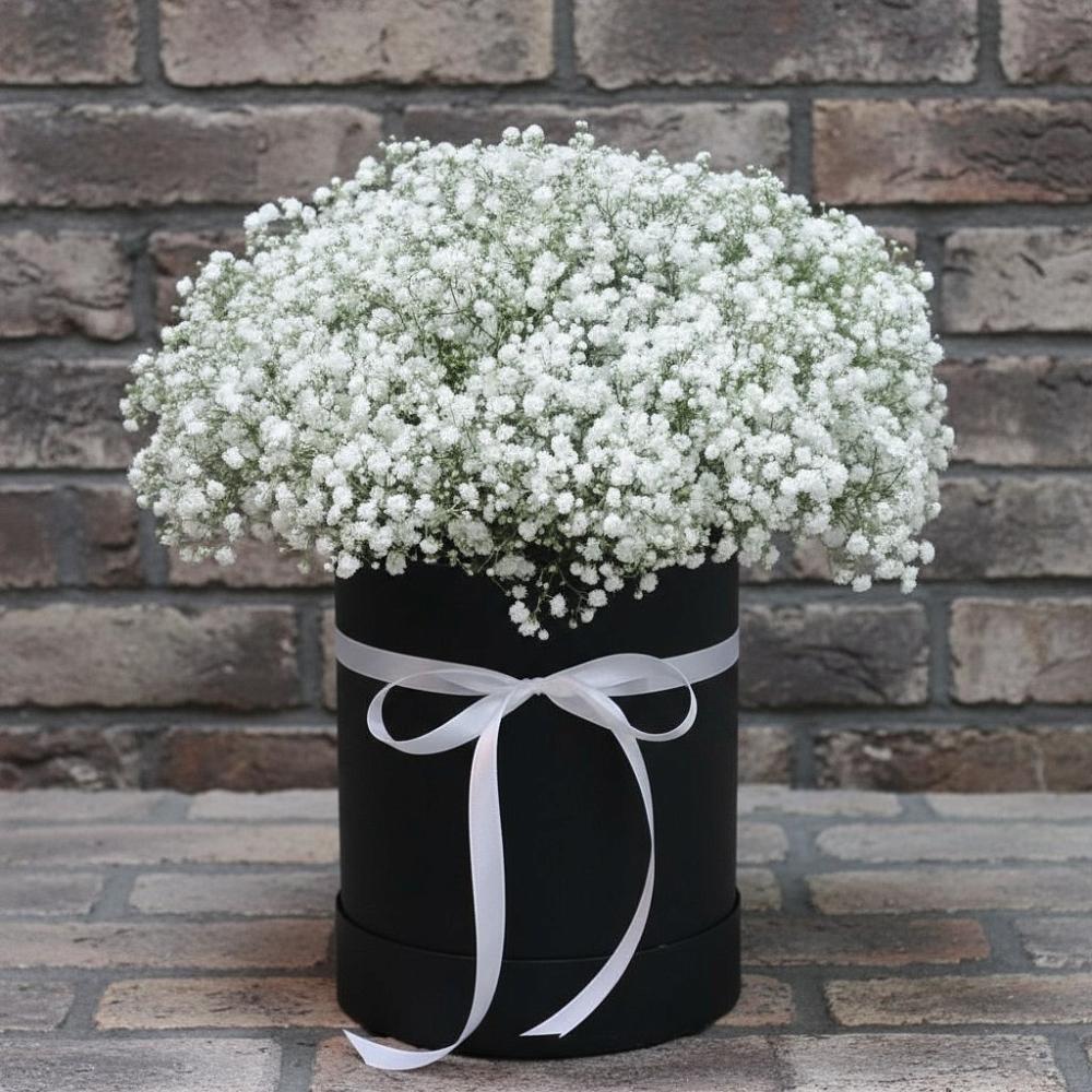 Цветочная композиция из Гипсофила в шляпной коробке в Бодайбо