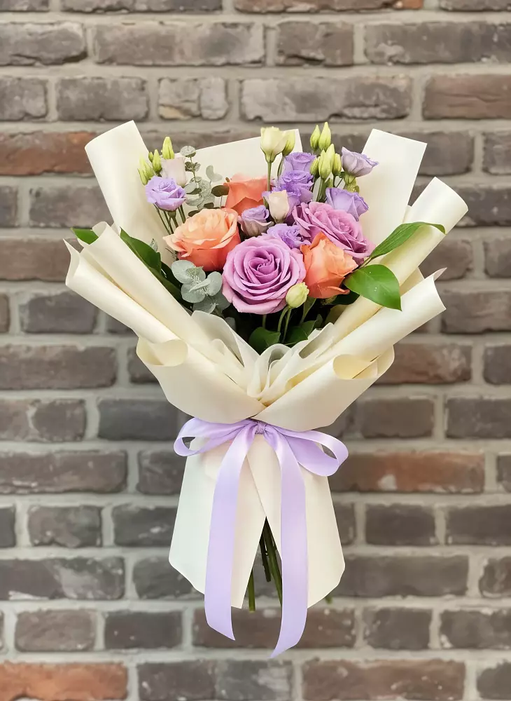 Букет цветов из: Лизиантусы и Розы в Бодайбо