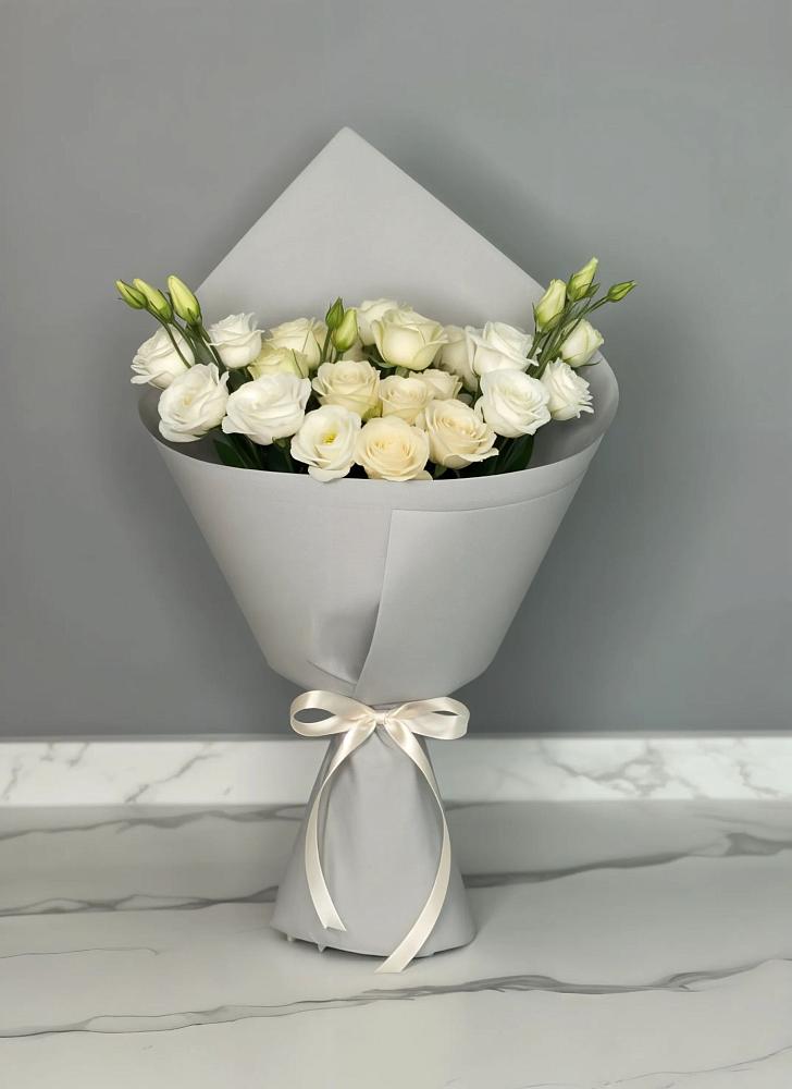 Букет цветов из: Розы и Лизиантусы в Бодайбо