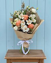 Букет цветов из:  Альстромерии, Лизиантусы, Розы и Хризантемы в Бодайбо