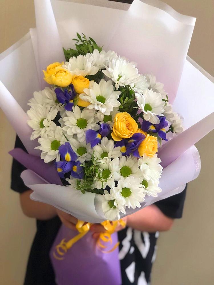 Букет цветов из: Ирисы, Хризантемы и Розы в Бодайбо
