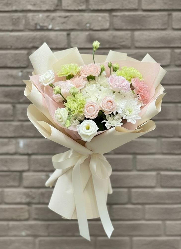 Букет цветов из: Гвоздики, Розы, Лизиантусы и Хризантемы в Бодайбо