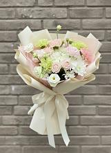 Букет цветов из:  Гвоздики, Розы, Лизиантусы и Хризантемы #REPLACE_PRED# Бодайбо
