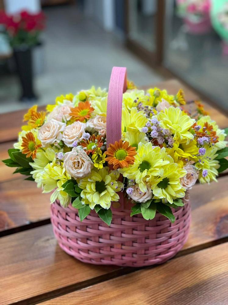 Цветочная композиция из Хризантемы и Розы в корзине в Бодайбо