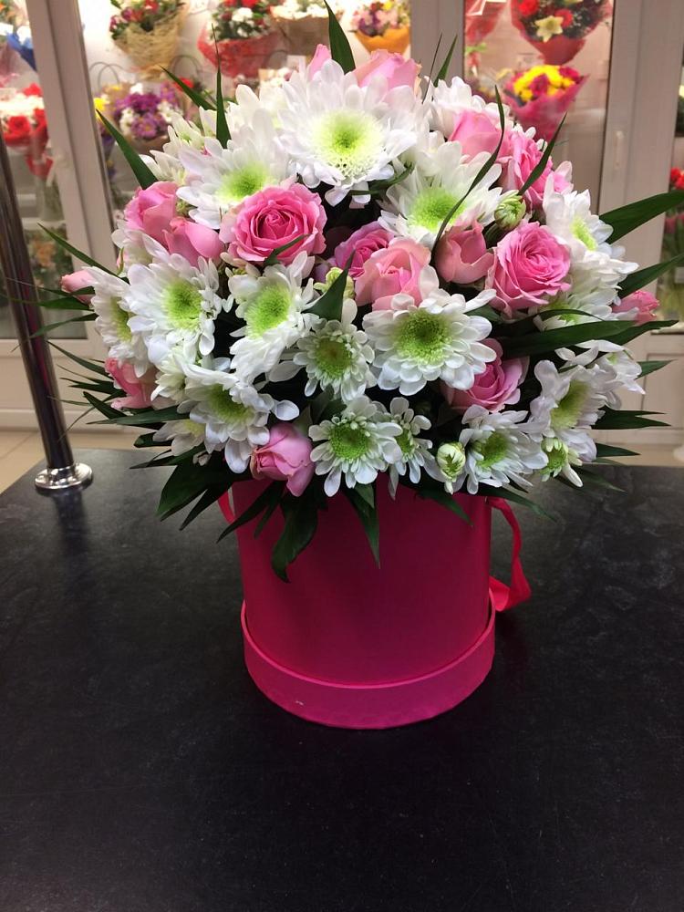 Цветочная композиция из Розы и Хризантемы в шляпной коробке в Бодайбо