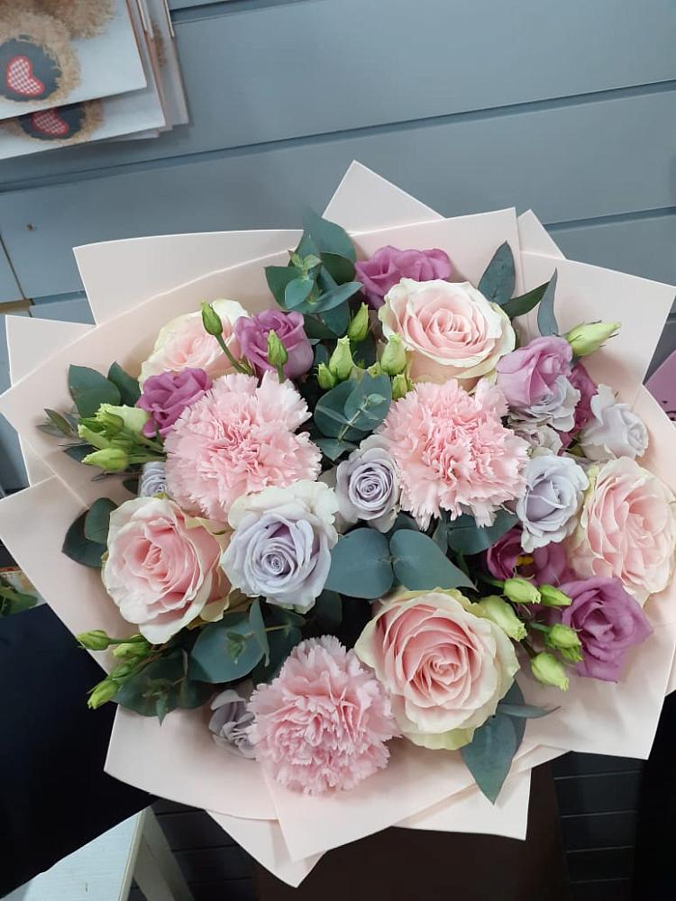 Букет цветов из: Розы, Гвоздики и Лизиантусы в Бодайбо