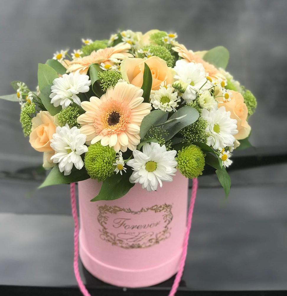 Цветочная композиция из Розы, Герберы и Хризантемы в шляпной коробке в Бодайбо