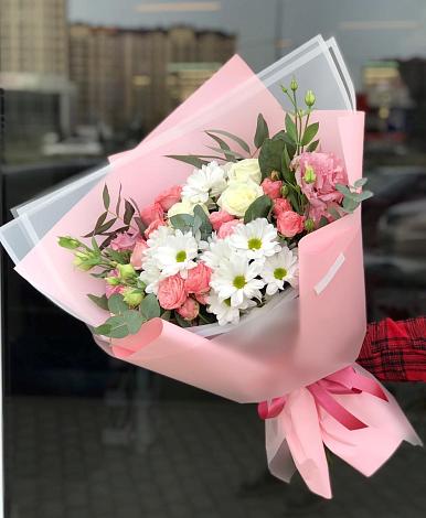Букет цветов из: Розы, Лизиантусы и Хризантемы в Бодайбо