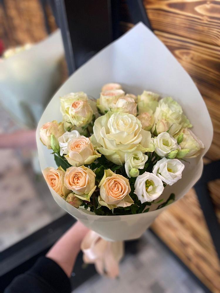 Букет цветов из: Розы и Лизиантусы в Бодайбо