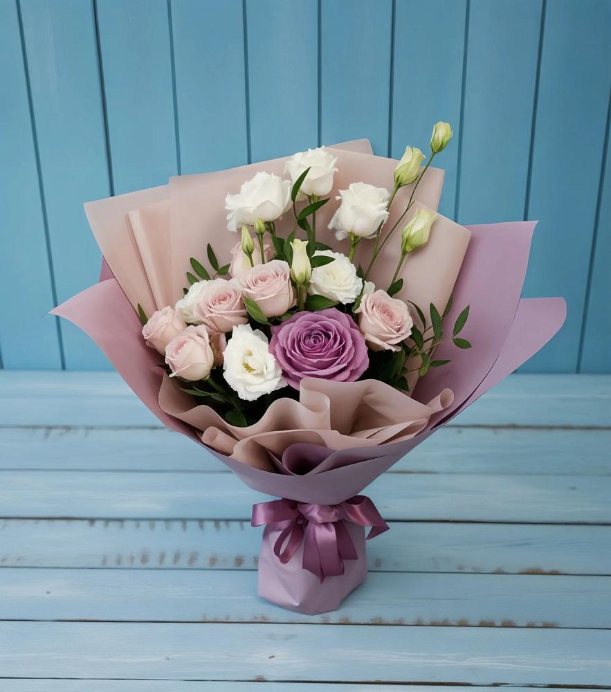 Букет цветов из: Розы и Лизиантусы в Бодайбо